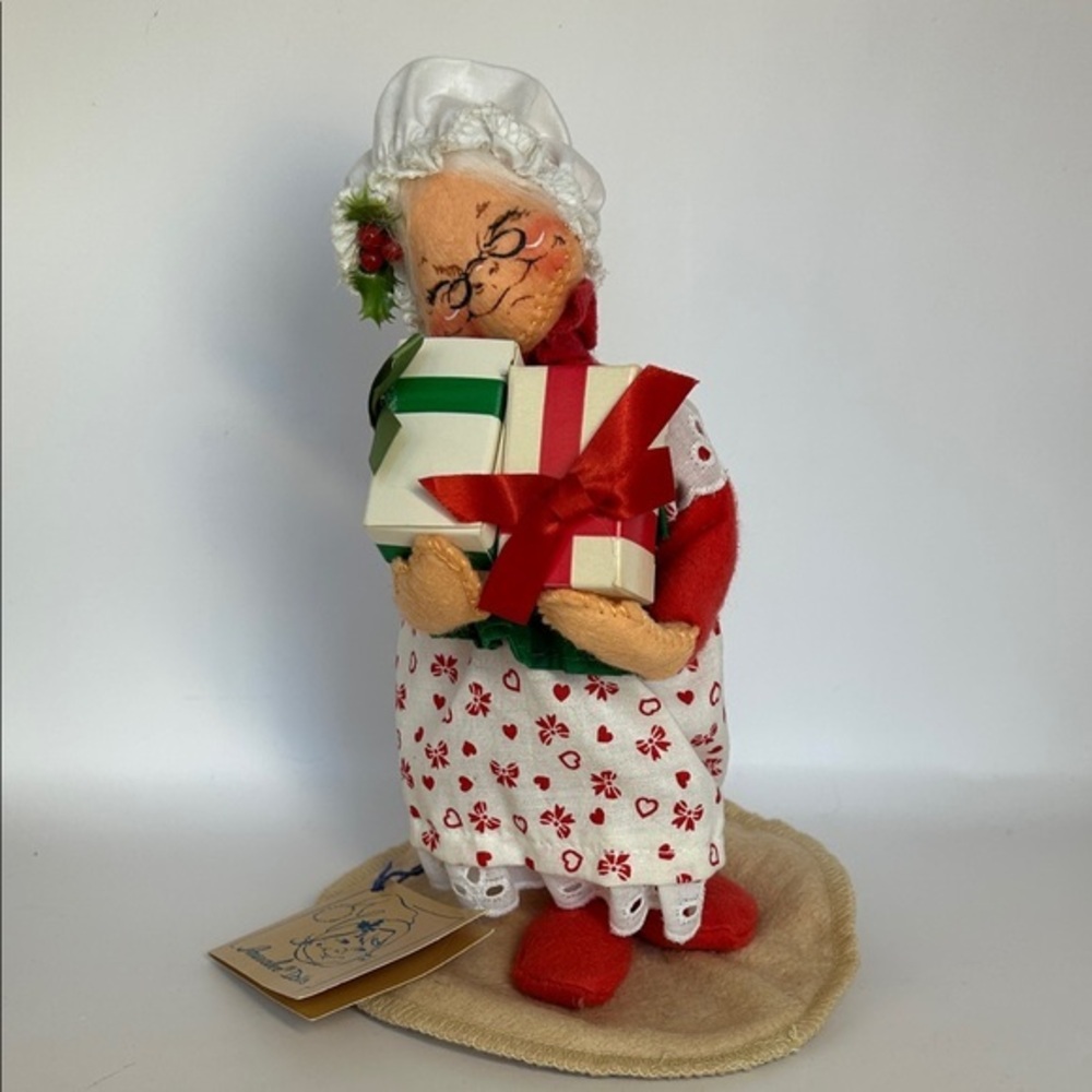 Annalee Mrs Clause with presents